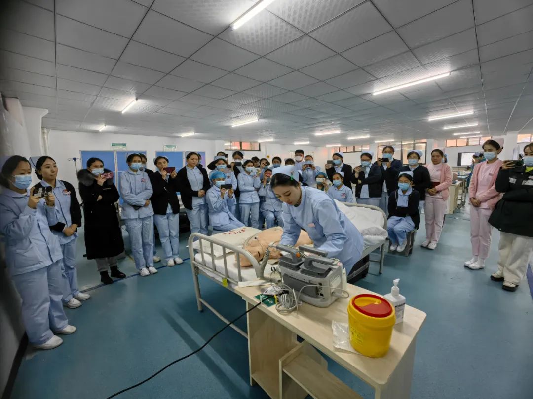 护理动态 │ 护理部举办急救技能操作培训和护士礼仪培训